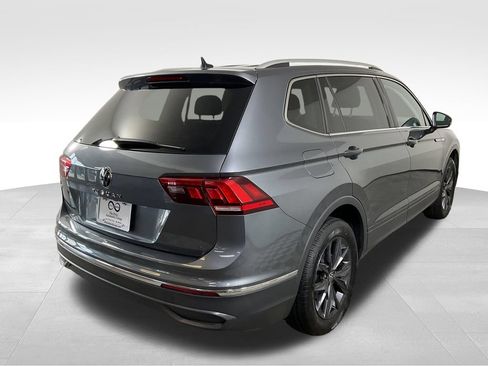 Used 2023 Volkswagen Tiguan SE w/ Panoramic Sunroof Package FWD image 9
