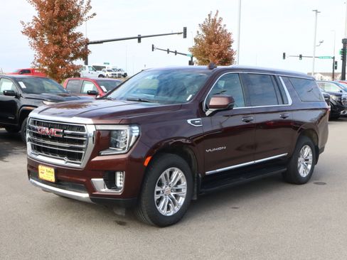 Used 2022 GMC Yukon XL SLT w/ SLT Luxury Package image 3