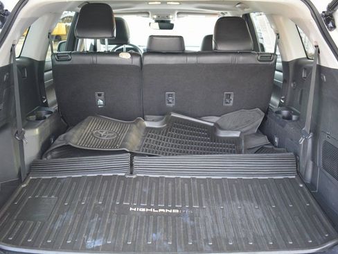Used 2022 Toyota Highlander XLE image 24