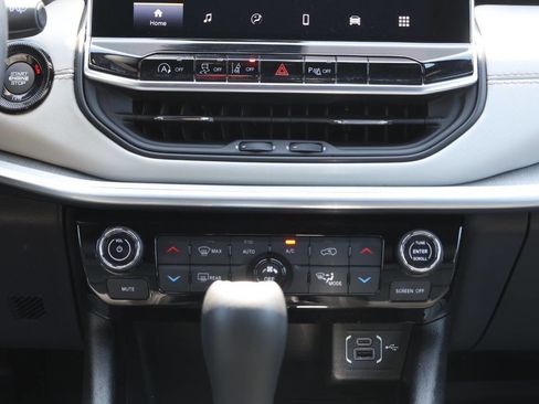 Used 2025 Jeep Compass Limited image 21