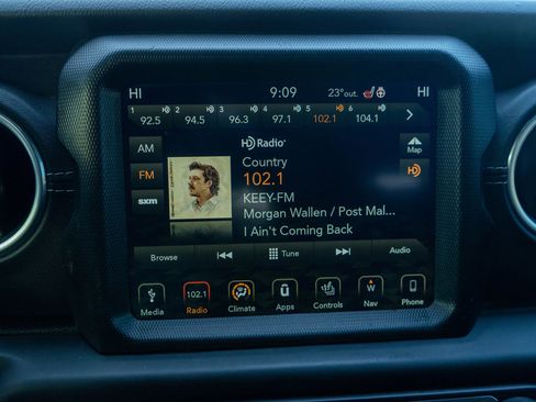 Used 2018 Jeep Wrangler Unlimited Sahara w/ Uconnect 4C Nav & Sound Group image 18