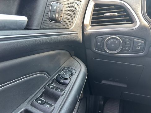 Used 2024 Ford Edge Titanium AWD/4WD image 17