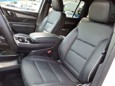 Used 2025 Buick Enclave Preferred AWD/4WD image 11