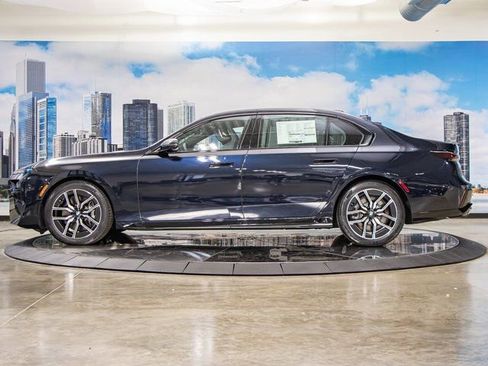 Used 2025 BMW 760i xDrive w/ Premium Package image 6
