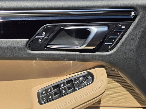 Certified 2025 Porsche Macan AWD/4WD image 6