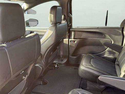 Used 2025 Chrysler Pacifica Select image 27