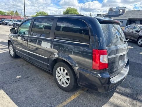 Used 2014 Chrysler Town & Country Touring FWD image 10