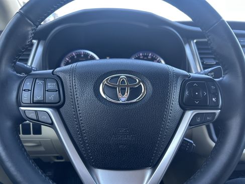 Used 2017 Toyota Highlander XLE image 17