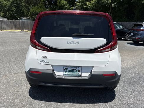 Used 2022 Kia Soul LX w/ Technology Package FWD image 4