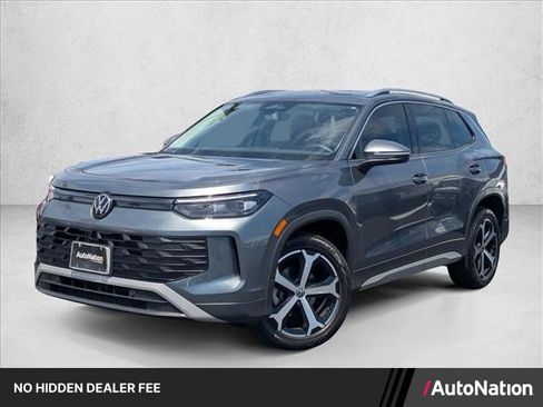 Used 2025 Volkswagen Tiguan SE FWD image 1
