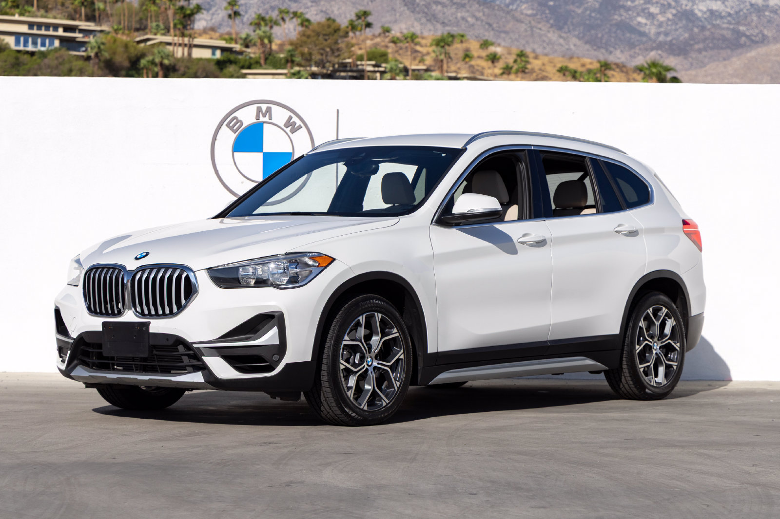 Used 2021 BMW X1 xDrive28i AWD/4WD image 1