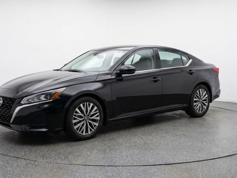 Used 2025 Nissan Altima 2.5 SV FWD image 3