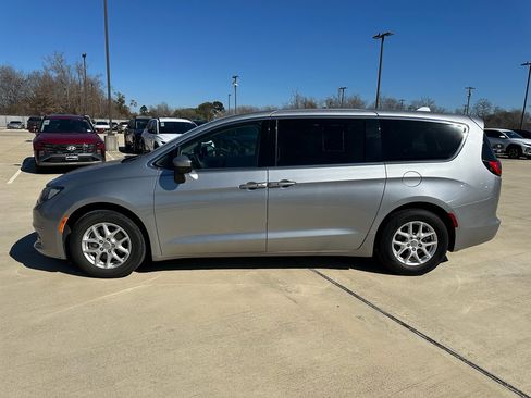 Used 2017 Chrysler Pacifica Touring image 8