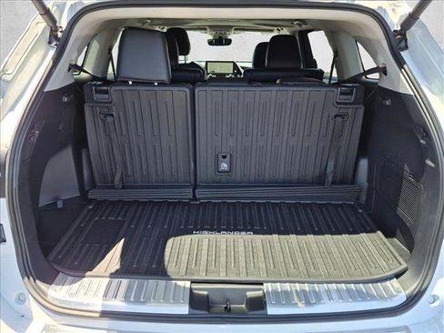 Used 2025 Toyota Highlander XLE FWD image 6