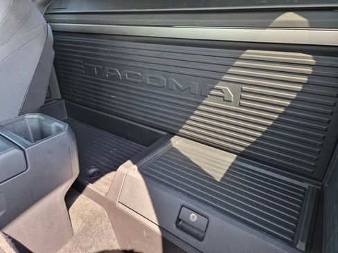 Used 2025 Toyota Tacoma SR AWD/4WD image 33