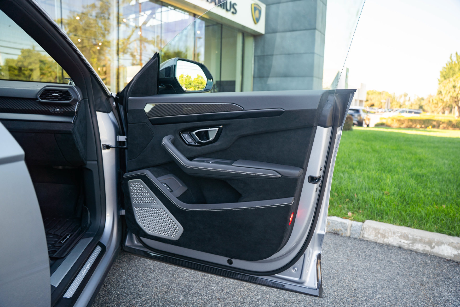 Used 2024 Lamborghini Urus Performante AWD/4WD image 34