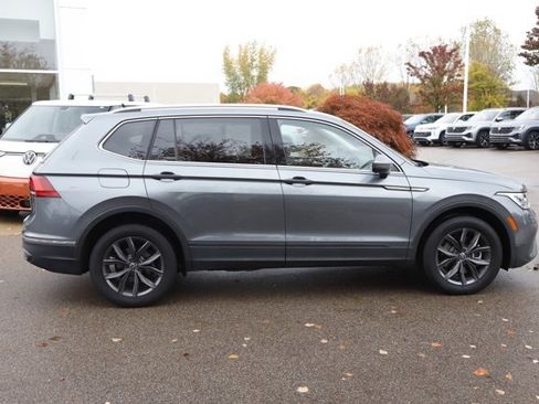 Used 2023 Volkswagen Tiguan SE image 2