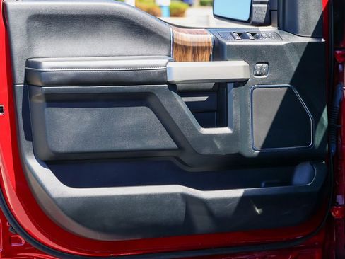 Used 2019 Ford F150 Lariat w/ Equipment Group 502A Luxury AWD/4WD image 4