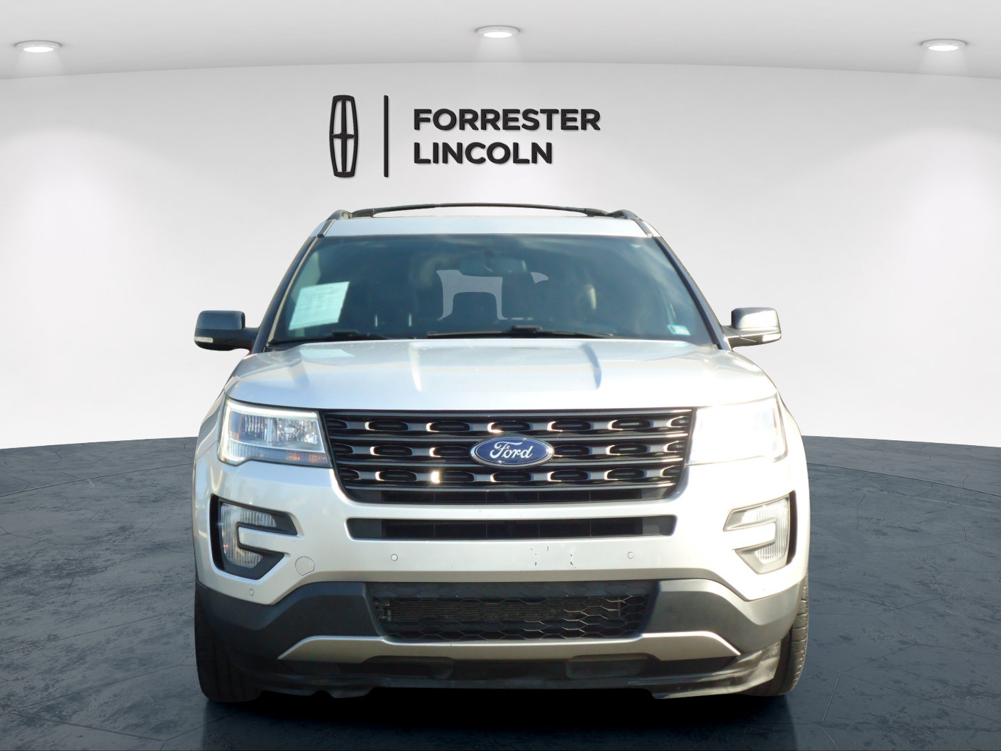 Used 2017 Ford Explorer XLT w/ Equipment Group 202A AWD/4WD image 8