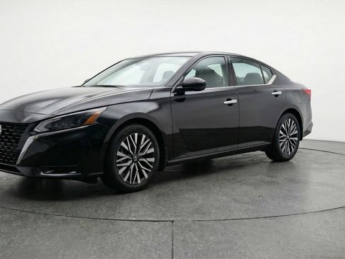 Used 2025 Nissan Altima 2.5 SV FWD image 3