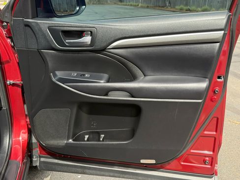 Used 2019 Toyota Highlander SE w/ Nightshade Edition image 20