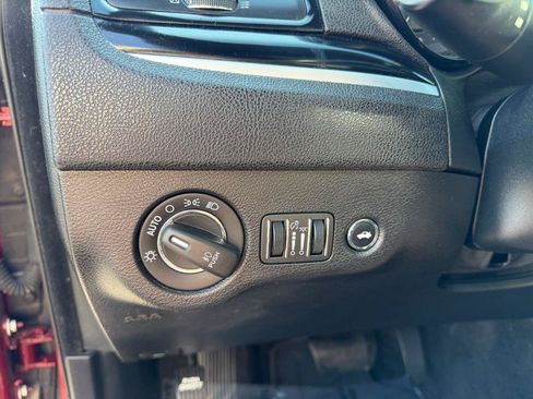 Used 2019 Chrysler 300 S w/ 300S Premium Group RWD image 31