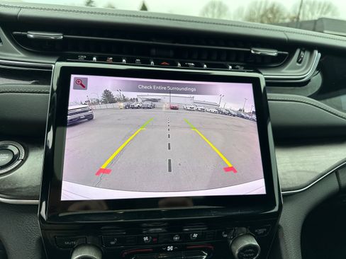 Used 2023 Jeep Grand Cherokee Overland image 32