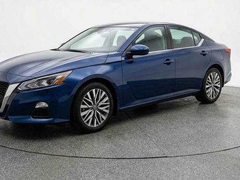 Used 2025 Nissan Altima 2.5 SV image 3