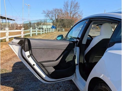 Used 2023 Tesla Model 3 Performance image 10