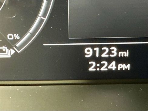 Used 2022 Audi e-tron Premium Plus image 17