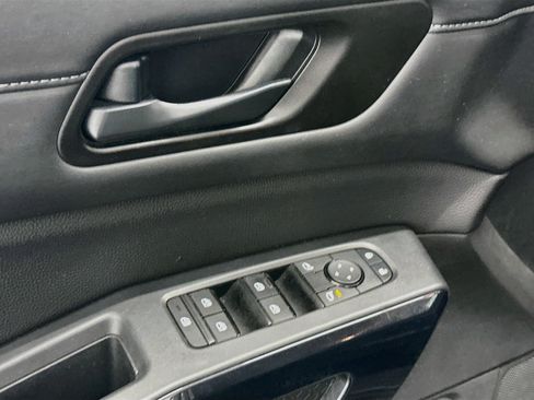 Used 2025 Nissan Pathfinder SV AWD/4WD image 15
