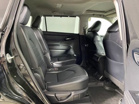Used 2023 Toyota Highlander XLE AWD/4WD image 10