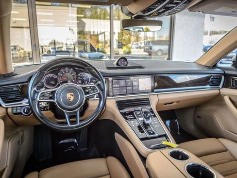 Used 2018 Porsche Panamera image 25