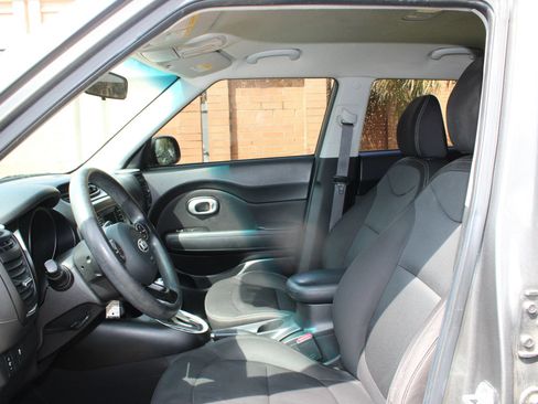 Used 2016 Kia Soul + image 5