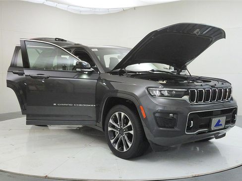 Used 2022 Jeep Grand Cherokee Overland w/ Luxury Tech Group IV image 11