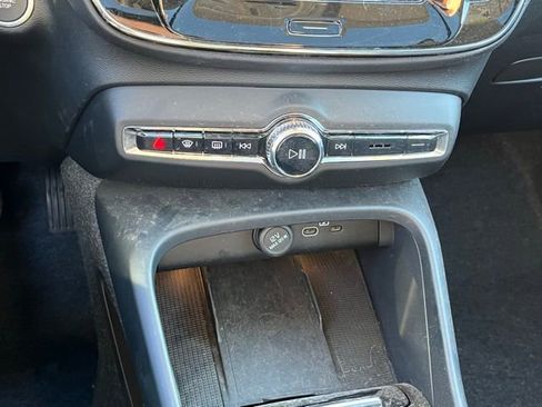 Used 2025 Volvo XC40 B5 Plus image 21