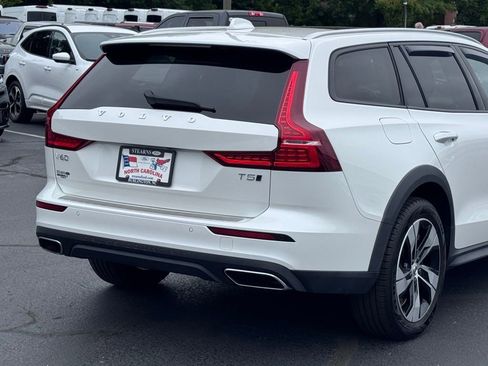 Used 2022 Volvo V60 T5 Cross Country AWD/4WD image 6