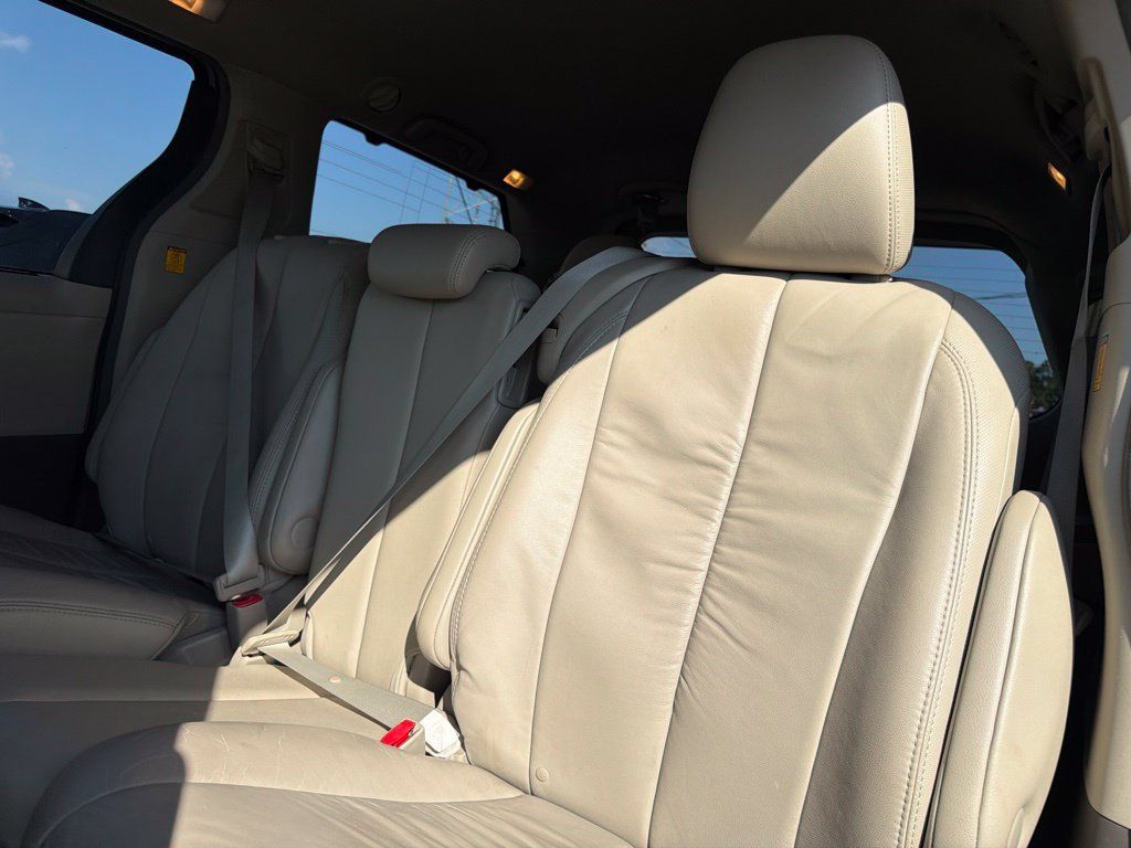 Used 2011 Toyota Sienna XLE w/ Premium Pkg FWD image 14