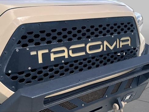 Used 2017 Toyota Tacoma TRD Off-Road w/ Tow Package (A/T) AWD/4WD image 28