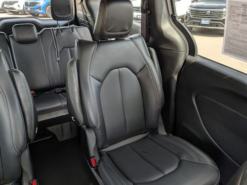 Used 2024 Chrysler Pacifica Limited FWD image 14