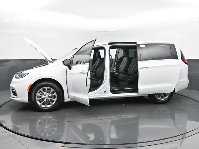 New 2025 Chrysler Pacifica Select w/ Uconnect Theater Family Group AWD/4WD image 55
