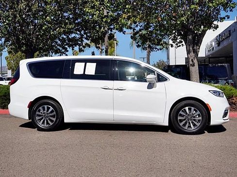 Used 2022 Chrysler Pacifica Touring-L FWD image 7
