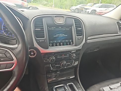 Used 2019 Chrysler 300 Touring w/ Chrome Appearance Package image 19