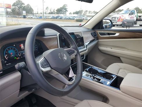 Certified 2025 Volkswagen Atlas SE image 18