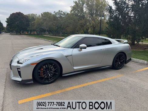 Used 2017 Nissan GT-R Premium w/ Premium Interior Package image 1