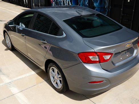 Used 2018 Chevrolet Cruze LT w/ Convenience Package FWD image 7