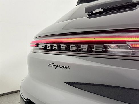 Certified 2025 Porsche Cayenne E-Hybrid AWD/4WD image 17