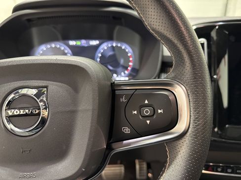 Used 2021 Volvo XC40 T5 R-Design w/ Climate Package image 25