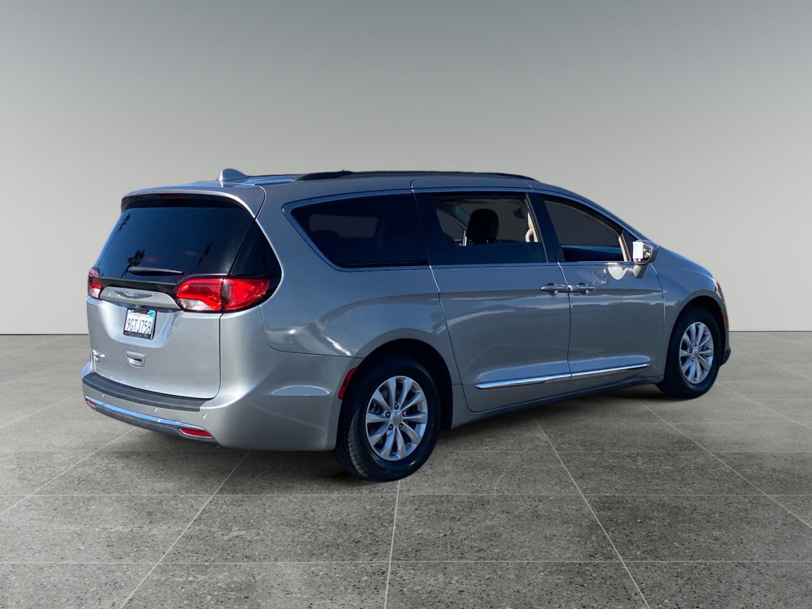 Used 2017 Chrysler Pacifica Touring-L FWD image 5