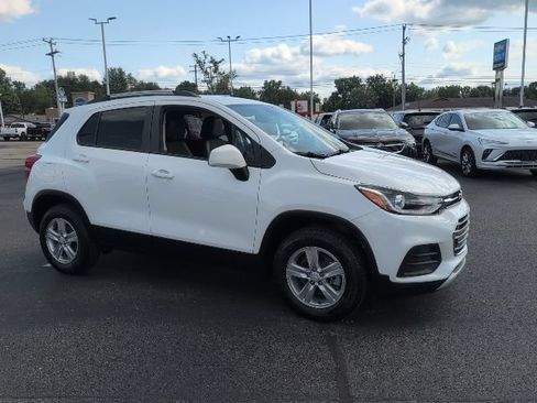 Used 2022 Chevrolet Trax LT w/ LT Convenience Package AWD/4WD image 9